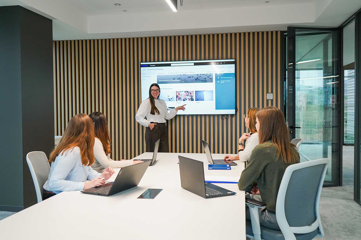 Dona i la Nena en la Ciència